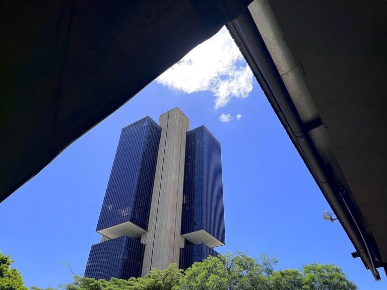 BC surpreende mercado e eleva previsão de crescimento do PIB em 2025
